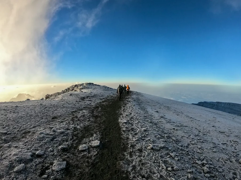 Randonneurs en altitude lors de l’ascension du Kilimandjaro