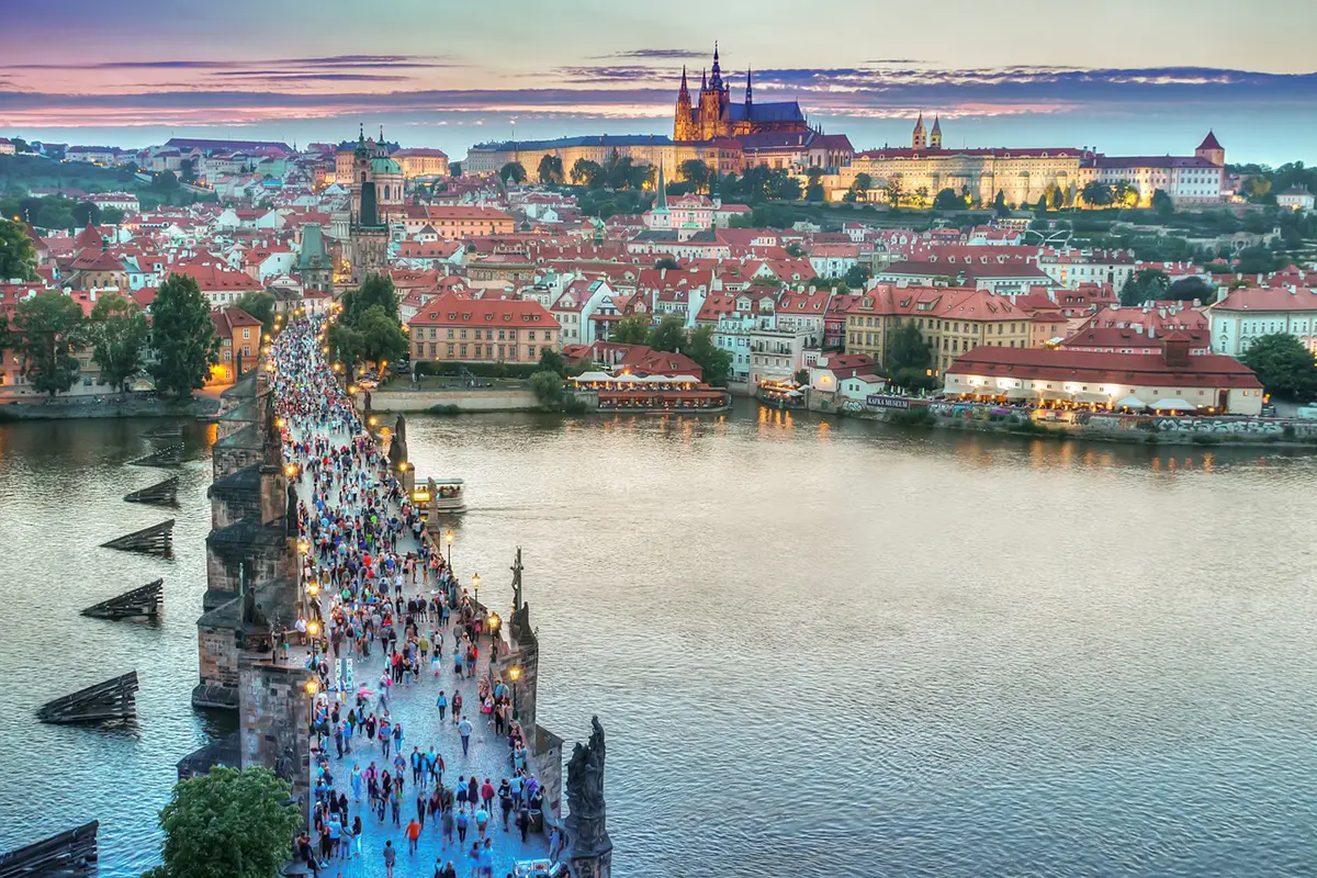 Escapade romantique à Prague : Architecture gothique et ruelles pittoresques de la ville dorée