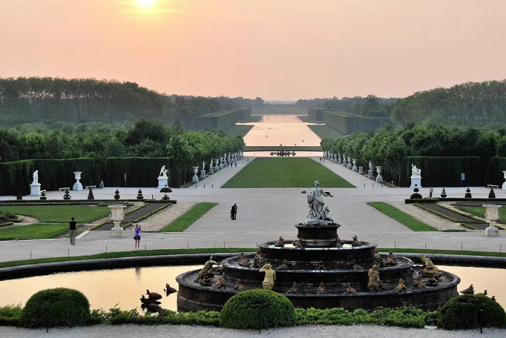 Jardins du château de Versailles avec allées, fontaines et sculptures