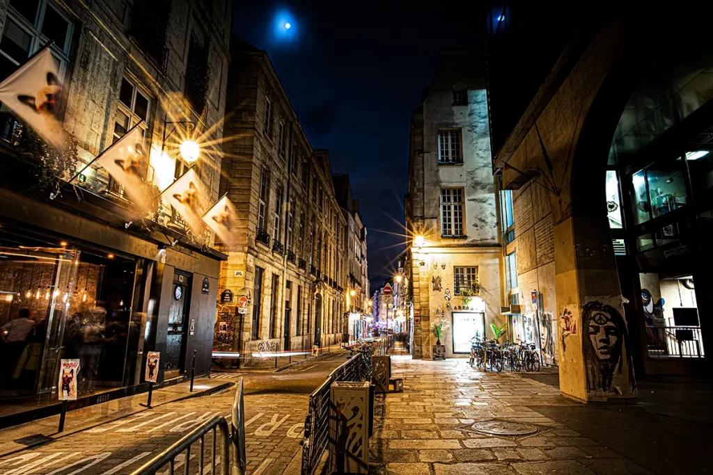 Rue pittoresque d’un quartier parisien avec façades et ambiance locale