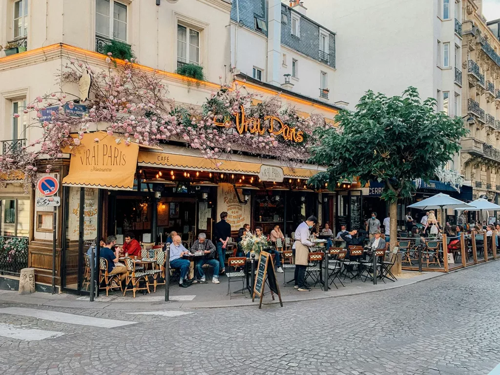 Restaurant typique de Paris rempli de convives en terrasse
