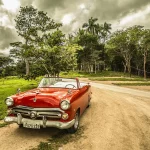 voiture la route de la forêt tropicale en Guadeloupe