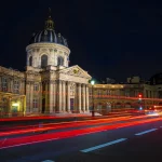 Vue de Paris animée la nuit avec ses lumières et ses monuments éclairés