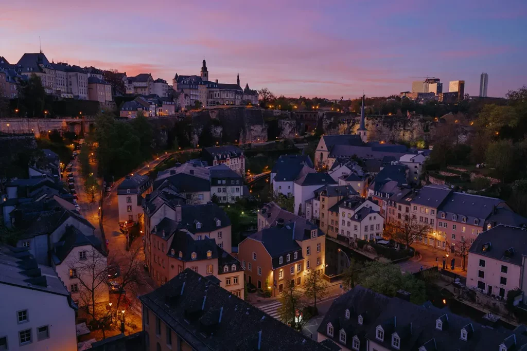 Ruelle et maisons anciennes d’une ville médiévale luxembourgeoise