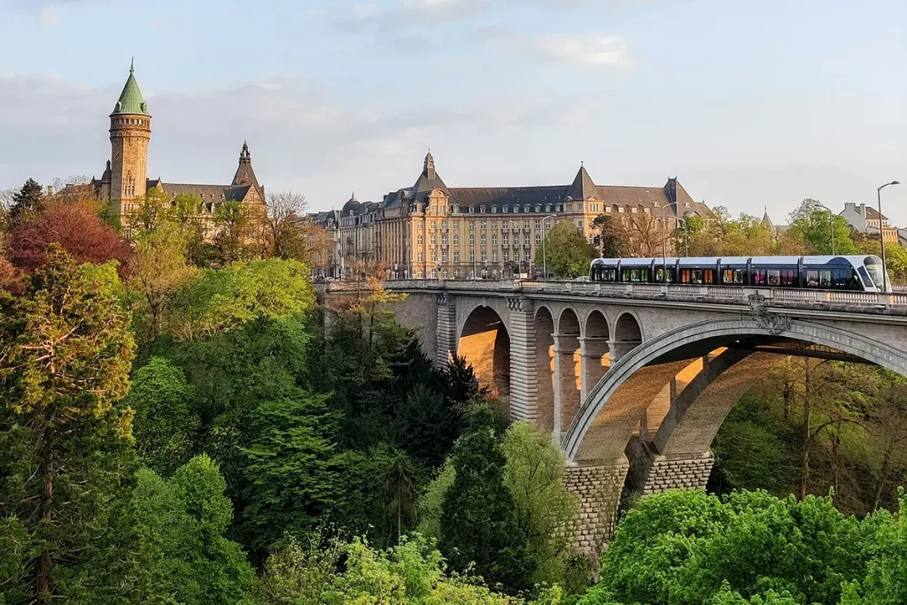 Train régional franchissant un pont au-dessus d’une vallée
