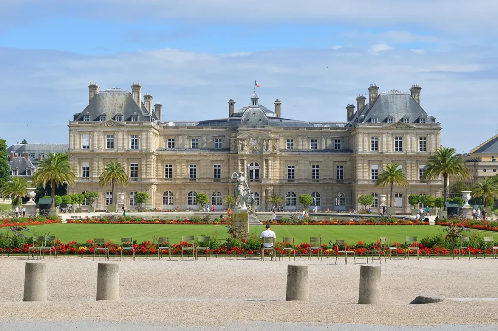 Place centrale pavée avec un bâtiment ancien et jardins animées