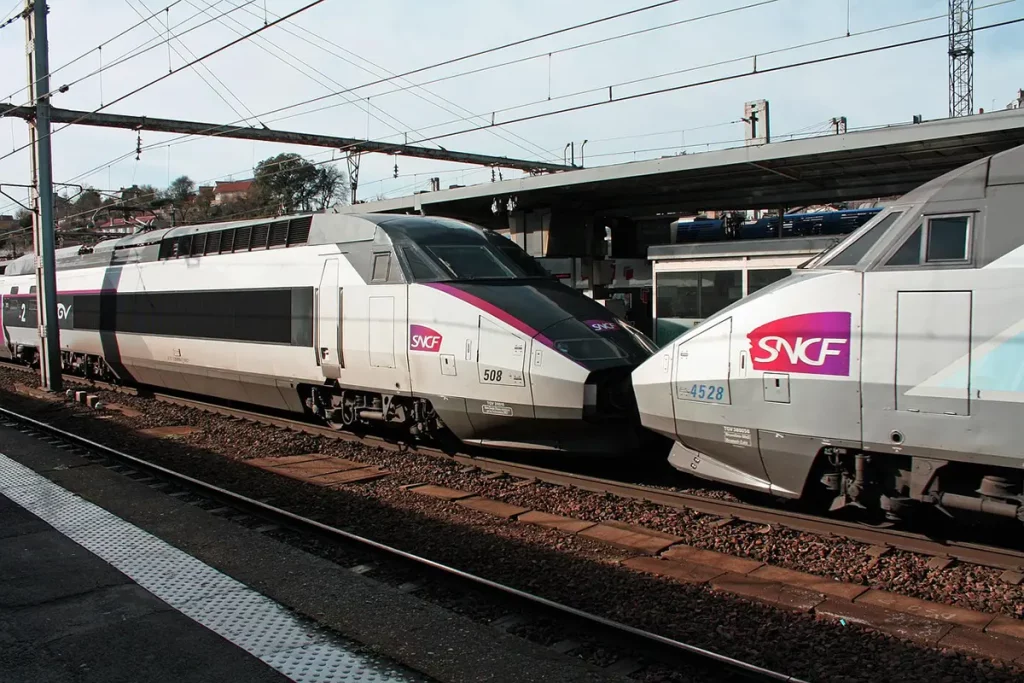 Trains SNCF à quai dans la gare du Nord à Paris