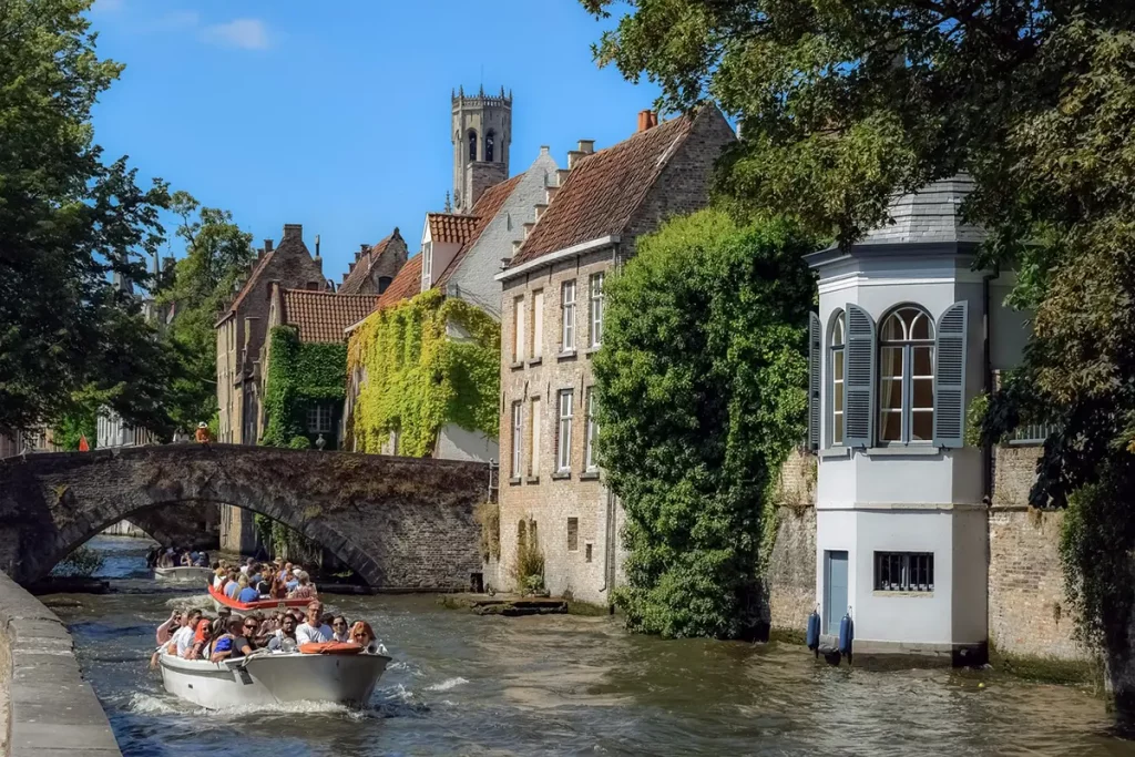 Mini-croisière sur une rivière traversant un village pittoresque en France