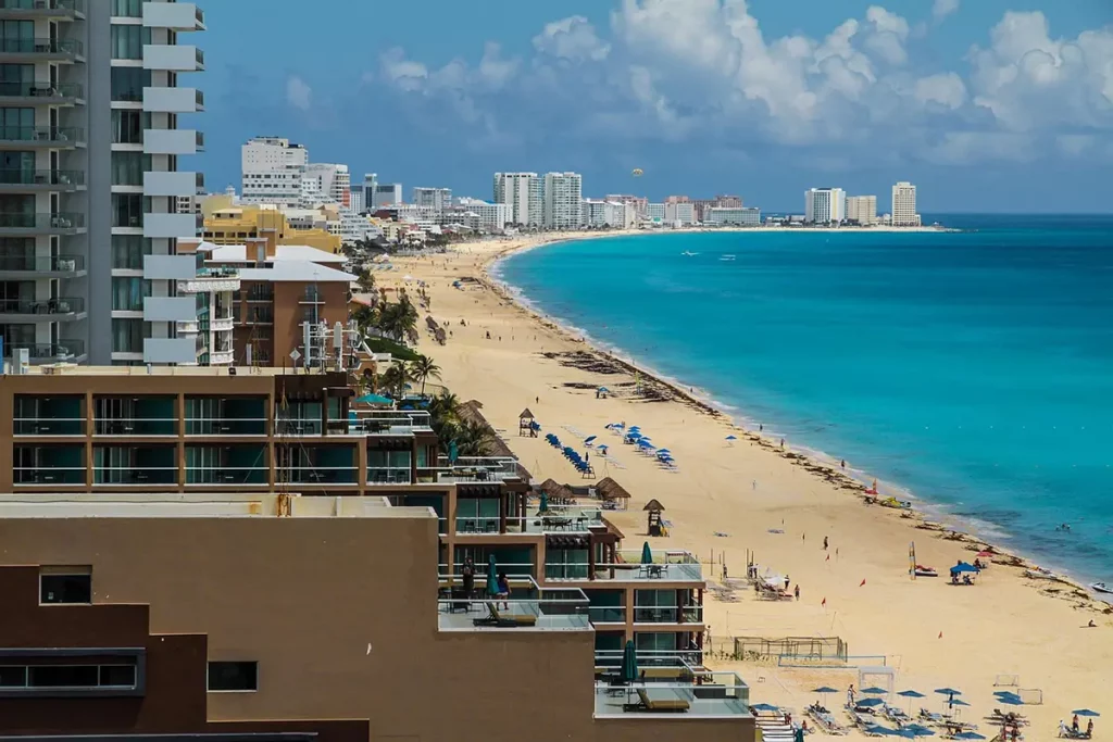 Vue panoramique de la plage Playa Chac Mool, sable blanc et hôtels en bord de mer