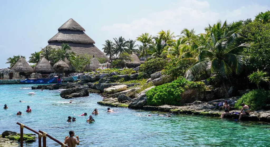 Resort écologique Xcaret entouré de végétation luxuriante et lagons naturels aux eaux turquoises