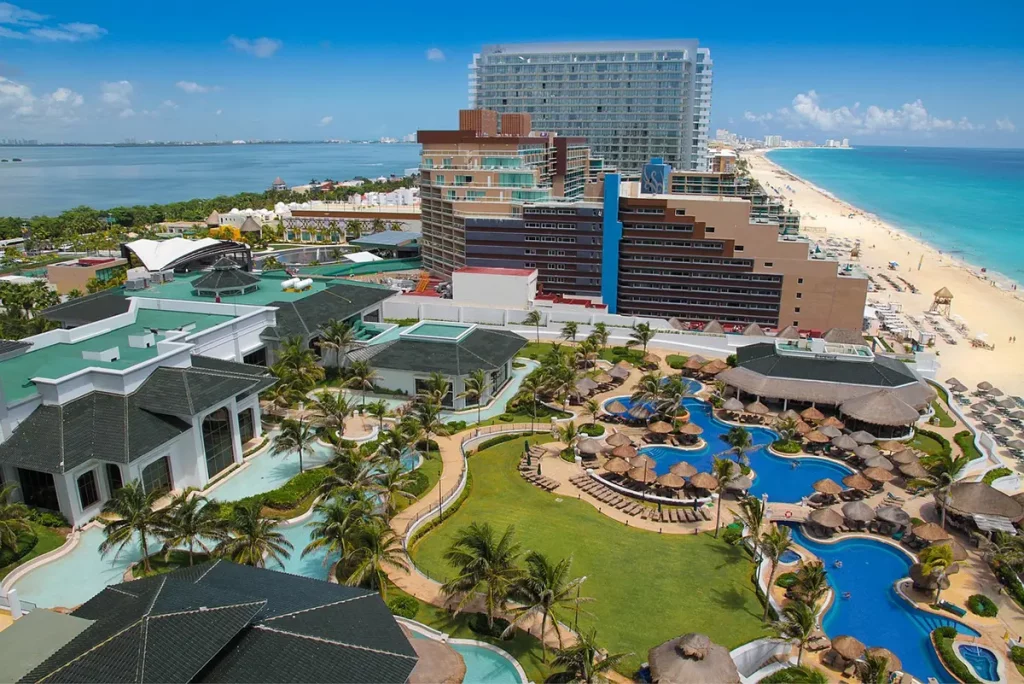 Vue aérienne de la Zona Hotelera de Cancún, avec complexes all-inclusive et mer des Caraïbes