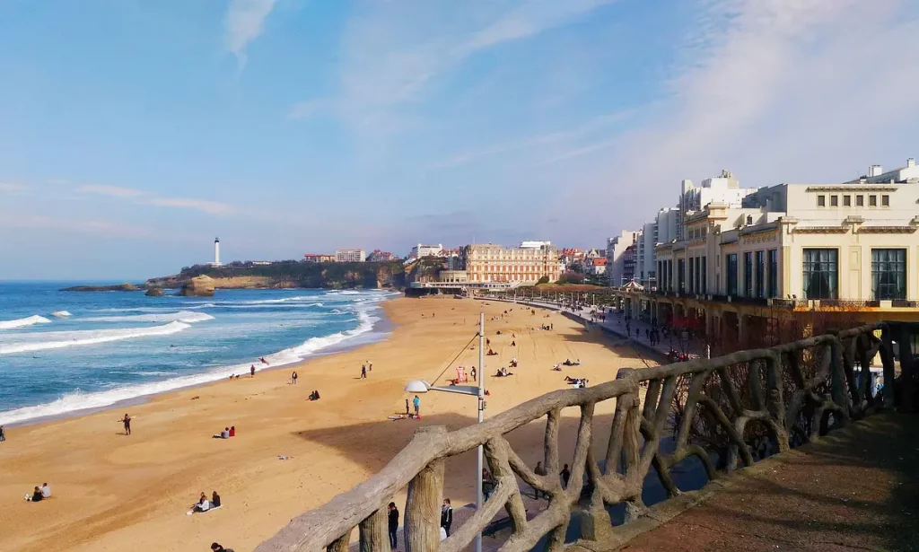 Paysage hivernal à Biarritz, touristes se promenant le long de la plage sous un air marin vivifiant
