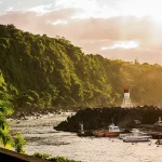 Port de pêche de Sainte-Rose à la Réunion avec phare et bateaux traditionnels
