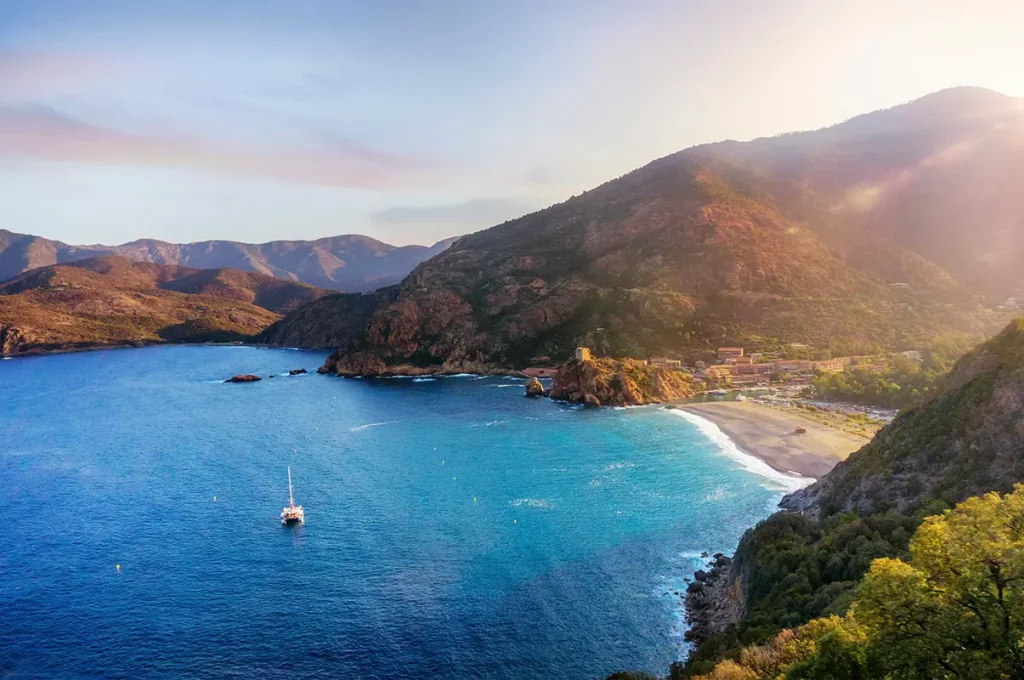 Vue aérienne d’une plage du sud de la Corse aux eaux turquoise et sable clair