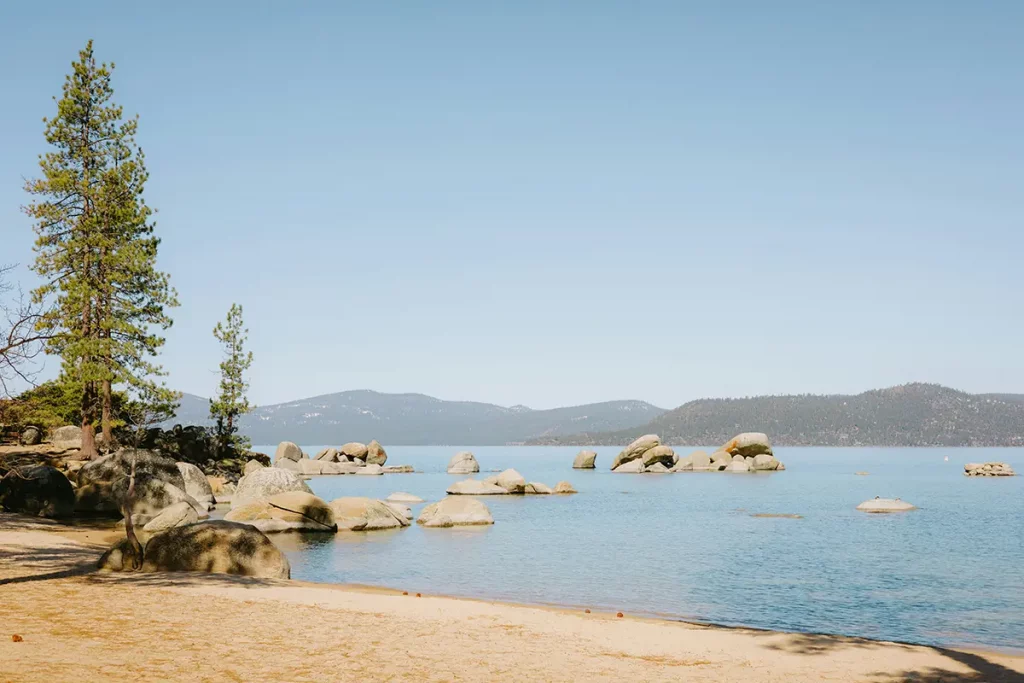 Littoral sauvage de Corse avec les îles Sanguinaires au large du Capo di Feno