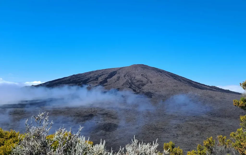Vue sur le Piton de la Fournaise, volcan emblématique de l’île de la Réunion
