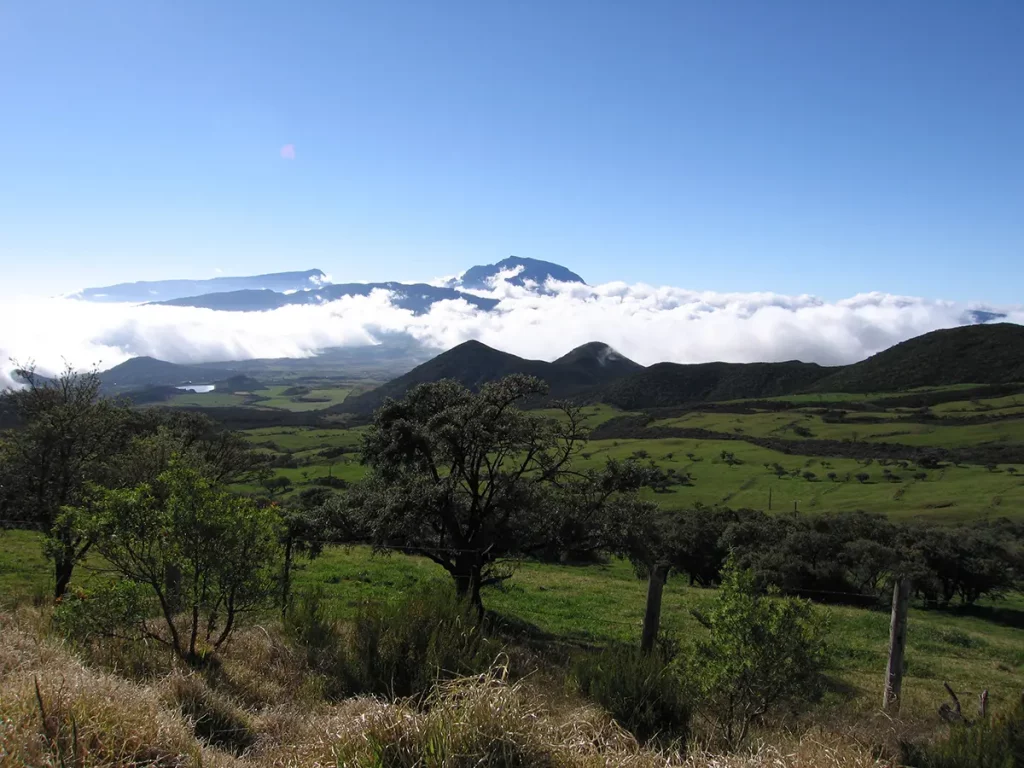 Vue panoramique depuis le Piton des Neiges, sommet le plus haut de la Réunion