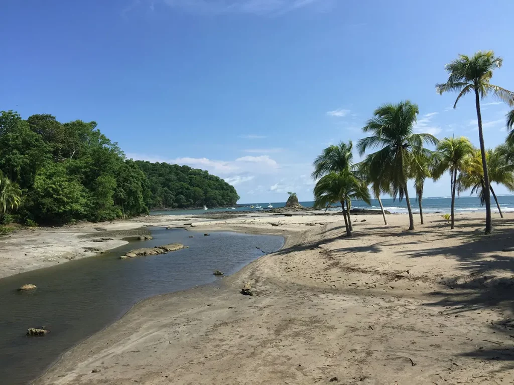 Lagon de la Saline-les-Bains avec eau turquoise et plage de sable