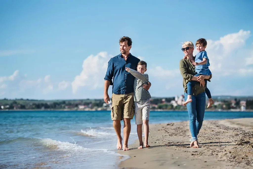 Famille avec deux enfants jouant sur la plage de Roccapina