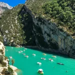 Gorges aux eaux turquoise lors d’un séjour de dernière minute en France