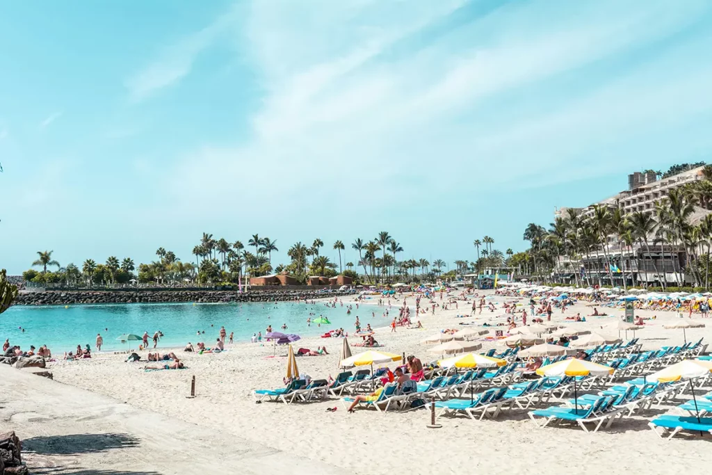 Plage des Canaries avec hôtels et vacanciers au bord de l’océan