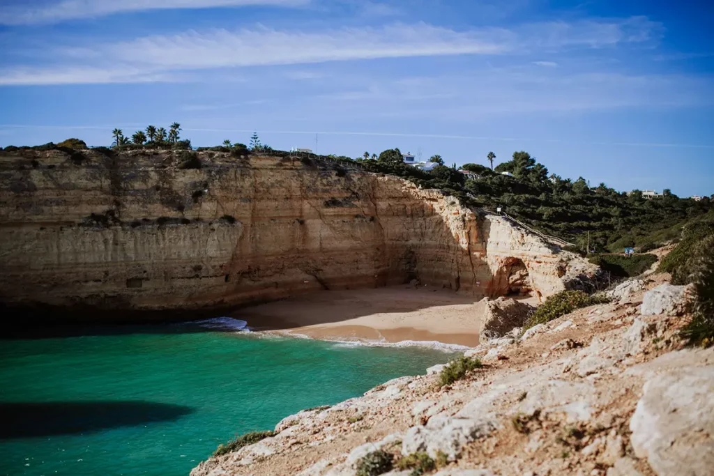 Crique sauvage aux eaux turquoise pendant un séjour en Corse