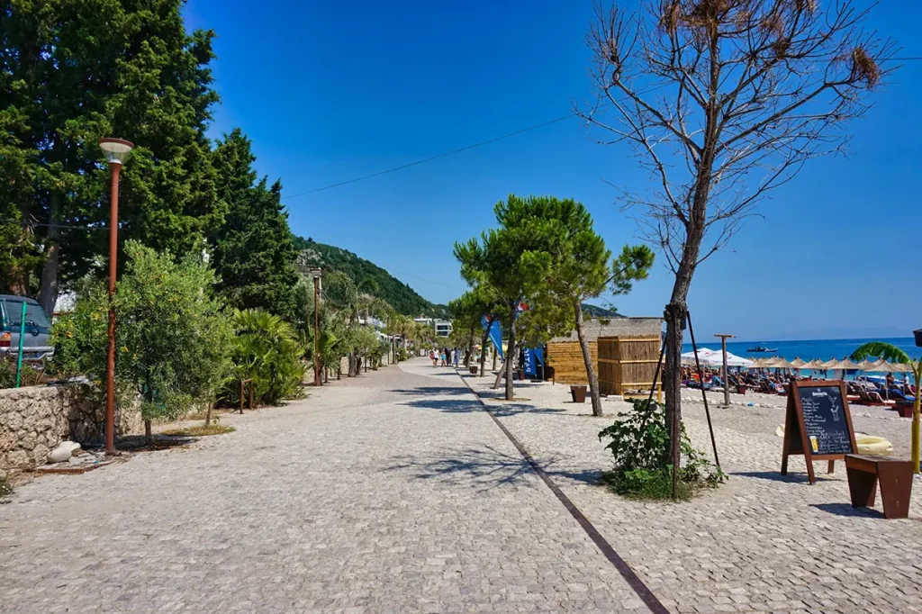 Promenade en bord de mer et plage lors d’un séjour en Albanie