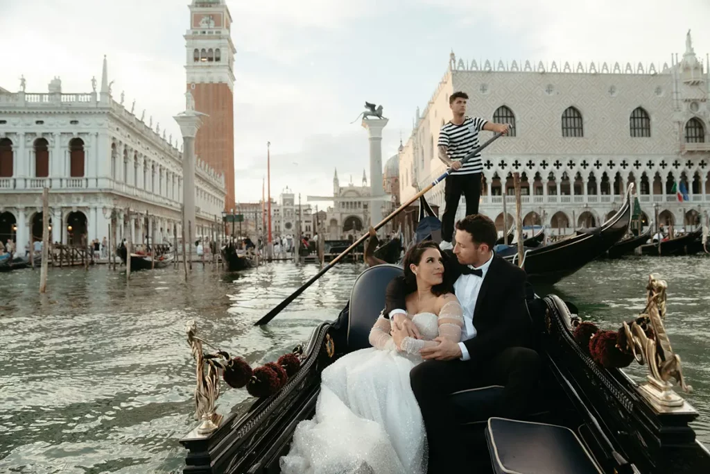 Jeunes mariés en gondole à Venise lors d’un voyage de noces en Italie