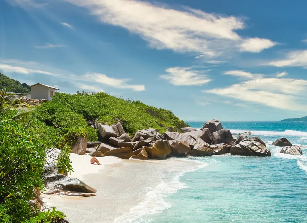 Plage tropicale aux Seychelles bordée de rochers granitiques