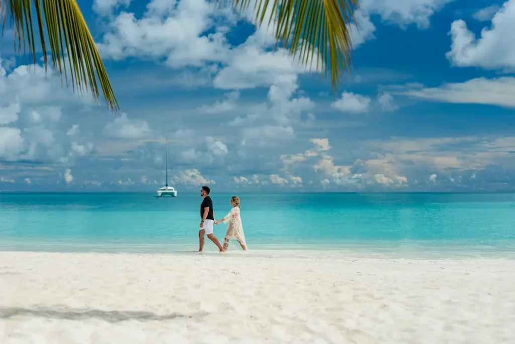 Couple marchant sur une plage de sable blanc aux Maldives