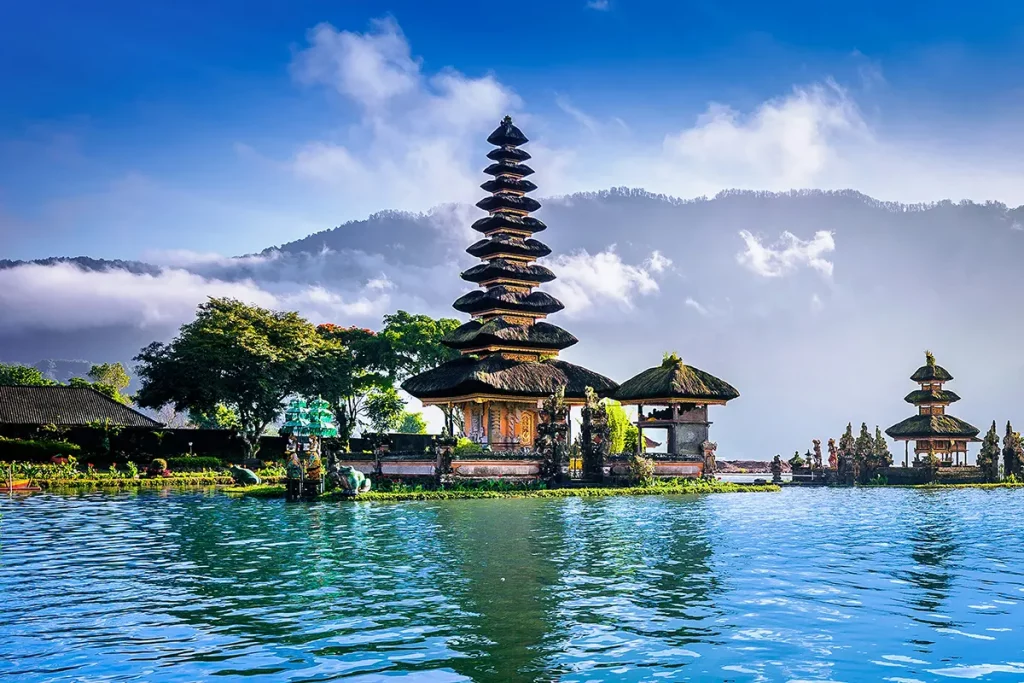 Temple balinais au bord d’un lac à Bali en Indonésie