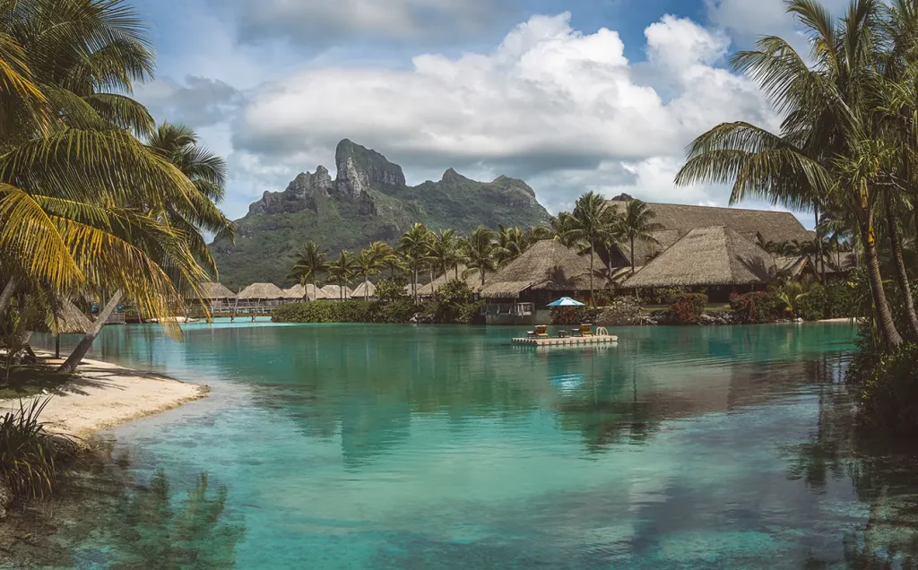 Resort au bord du lagon de Bora Bora en Polynésie française
