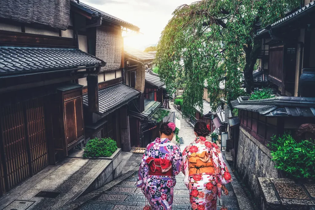 Promenade en kimono dans un quartier traditionnel de Kyoto au Japon
