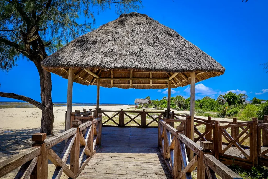 Plage tropicale de Zanzibar en Tanzanie avec pavillon en bois