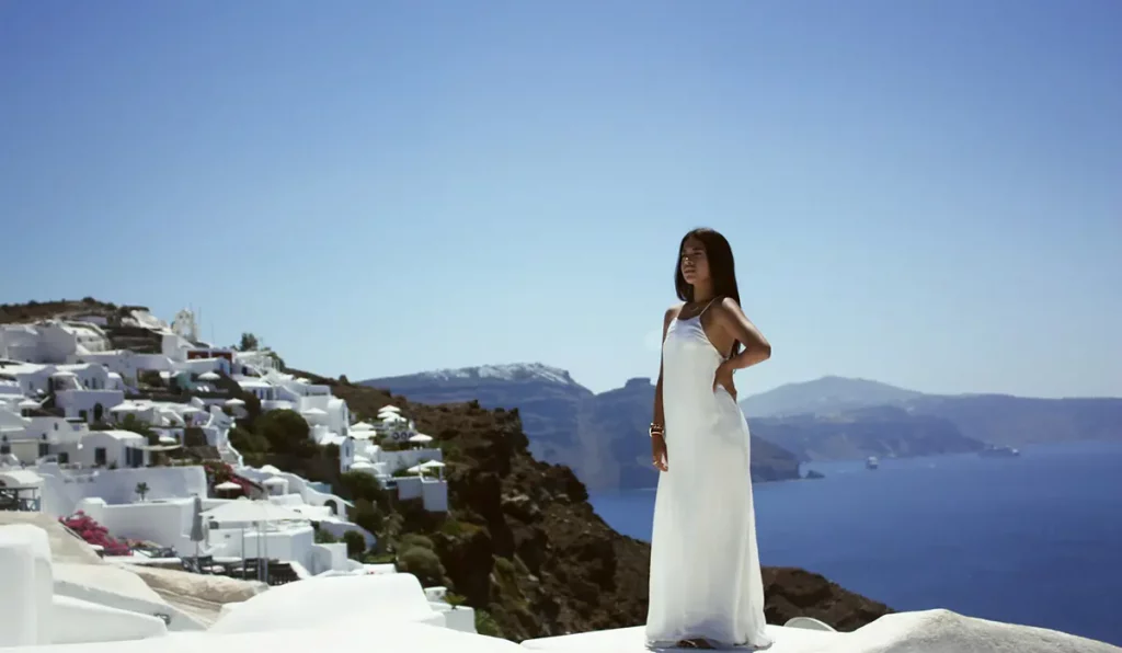 Vue sur Santorin et ses maisons blanches dans les Cyclades en Grèce