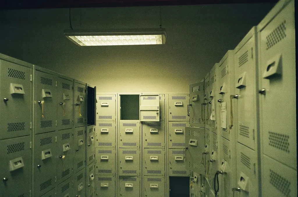 Rangées de casiers de consigne à bagages avec plusieurs portes ouvertes