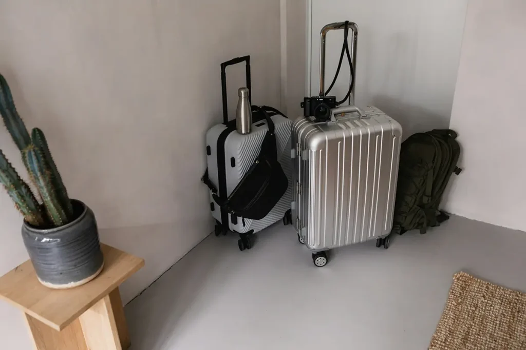 Deux valises à roulettes et un sac à dos regroupés dans une pièce