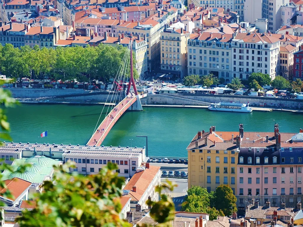 Vue sur la Saône, une passerelle piétonne et les quais de Lyon